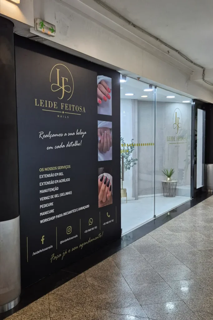 Decoração de montra em vinil para a Leide Feitosa Nails no BragaShopping em Braga.