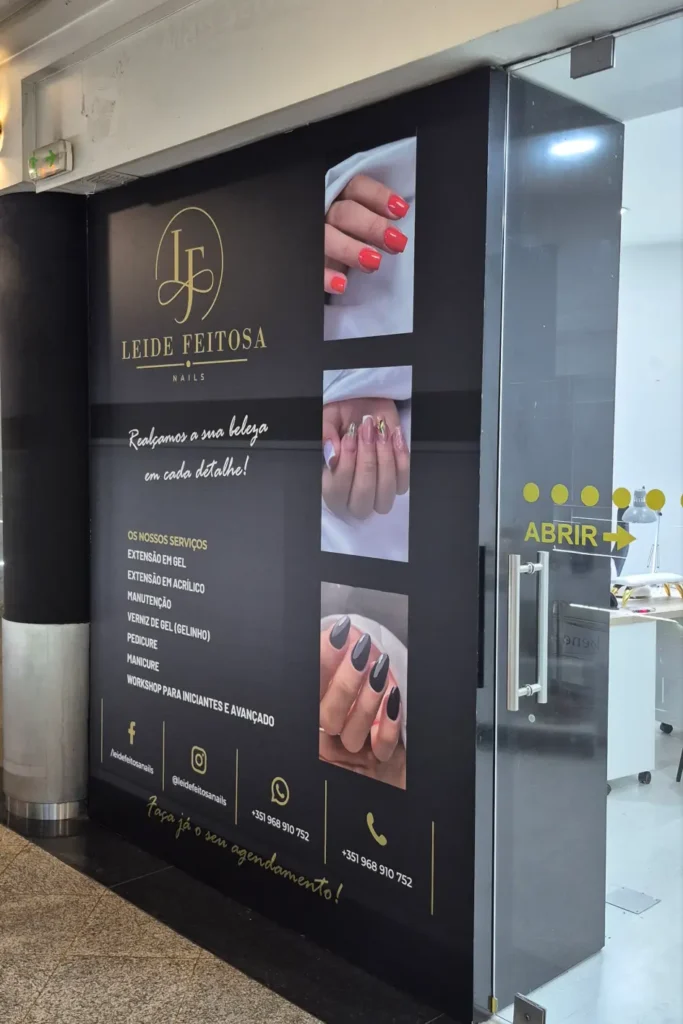 Montra de salão de unhas personalizada com vinil no BragaShopping, em Braga.