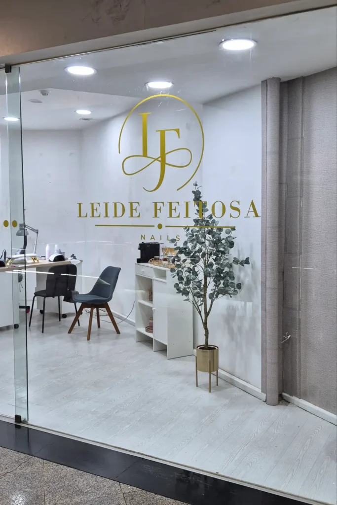 Detalhe da aplicação de vinil na montra da Leide Feitosa Nails em Braga.