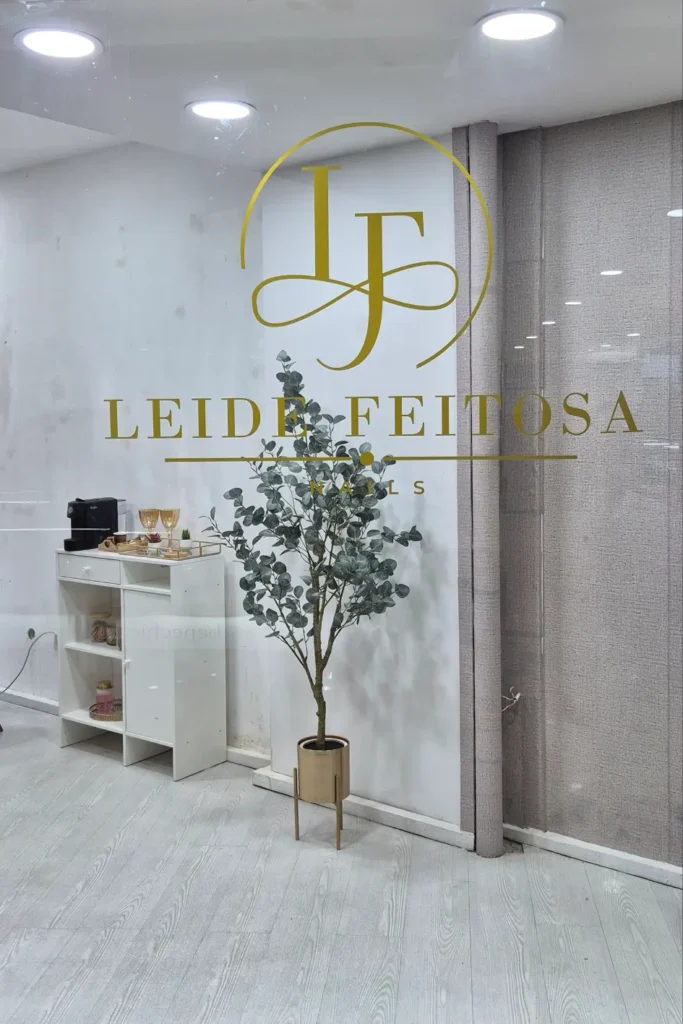 Vista exterior da montra decorada com vinil no BragaShopping em Braga.