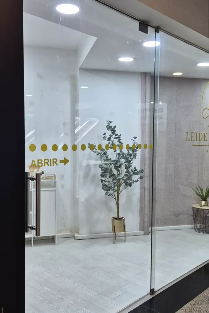 Montra personalizada com vinil para salão de unhas em Braga.