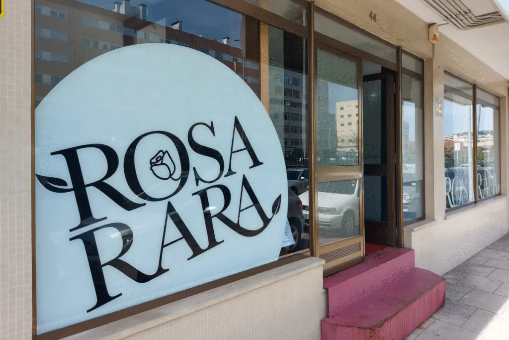 Decoração de montra com vinil personalizado exibindo logótipo e elementos gráficos da marca