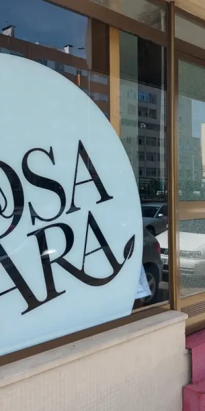 Produção e aplicação de vinil de recorte em vidro de montra de estabelecimento comercial