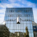 Películas solares aplicadas em janelas de escritório
