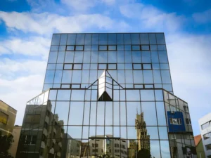 Películas solares aplicadas em janelas de escritório